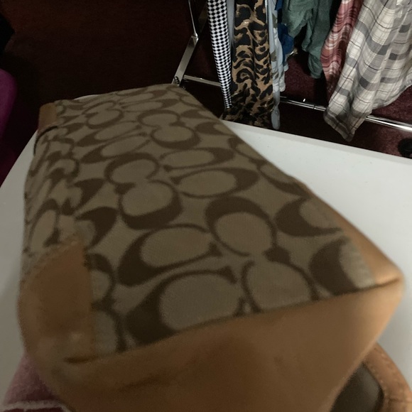 Coach Signature Shoulder Bag EXCELLENT CONDITION - Picture 4 of 10